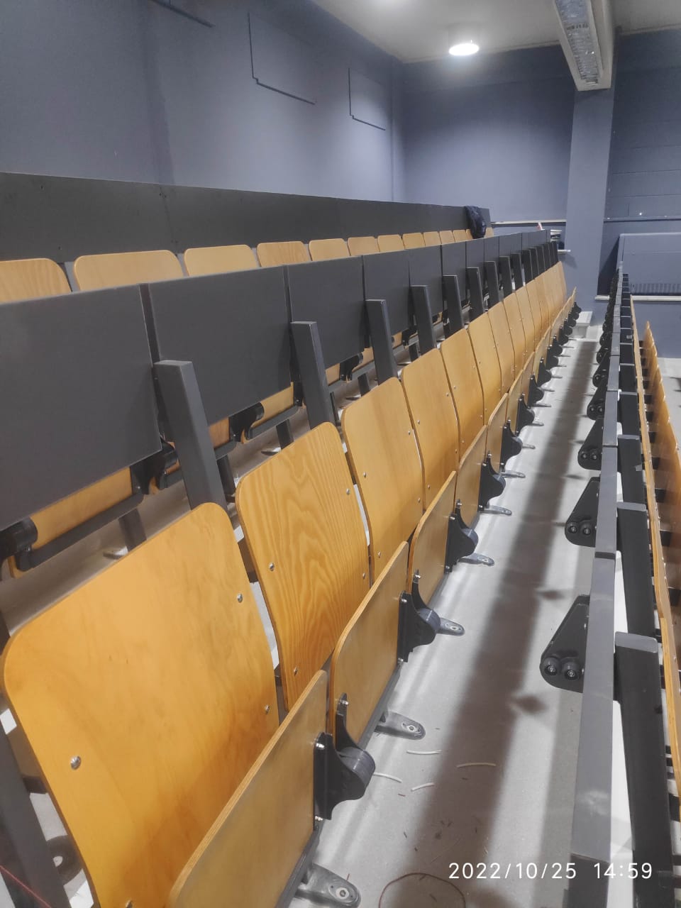 Robuste und pflegeleichte Schulsitze, die für intensive Nutzung in Schulen und Universitäten ausgelegt sind. Image