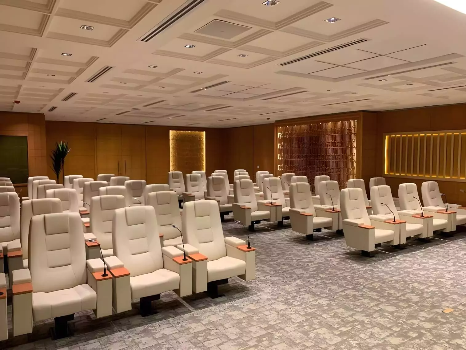 Unsere Konferenzsitze sind ergonomisch gestaltet und bieten eine optimale Sitzlösung für professionelle Besprechungsräume. Image